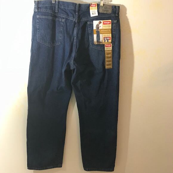 Wrangler Relaxed Fit Mens Jeans Size 42x30 Stone Washed Denim NWT - Picture 2 of 8